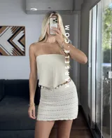 Top strapless color crudo, con detalle de puntilla y caracoles en el ruedo.