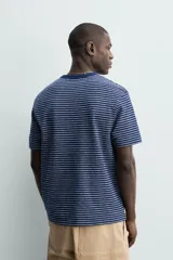 Camiseta de corte regular con cuello redondo y manga corta, confeccionada en tejido jacquard con diseño de rayas horizontales finas en azul marino y blanco.