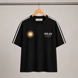 Remera negra de algodón con cuello redondo y mangas cortas. Presenta una banda blanca lateral en cada manga, un bordado de sol en el lado izquierdo del pecho y el logo BHN DSG con cuatro estrellas bordadas en el lado derecho.