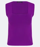 Blusa cropped de punto color beige, con escote cuadrado y breteles anchos. Diseño ajustado al cuerpo confeccionado en tejido retilíneo.