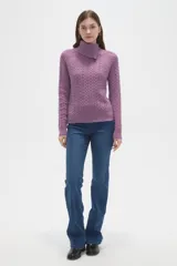 Sweater de punto con diseño de ochos, cuello alto y mangas largas.