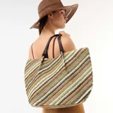 Bolso tipo capazo grande de tejido trenzado con diseño de rayas diagonales multicolor en tonos verdes, marrones, blancos y negros. Cuenta con doble asa de hombro en cuero sintético marrón.