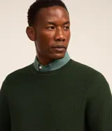 Suéter masculino de cuello redondo y manga larga, confeccionado en tejido de malla con textura de cuadros grid. Presenta un diseño minimalista y versátil, ideal para diversas ocasiones.