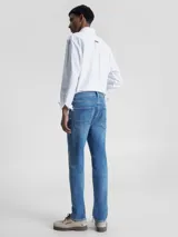 Pantalón de jean recto de tiro medio, color azul claro con efecto de lavado y cinco bolsillos.