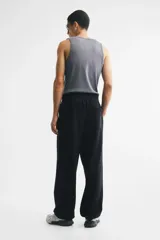 Pantalón deportivo de felpa con interior cepillado, de corte relajado, con cintura elástica con cordón de ajuste oculto, bolsillos al bies y bajos elásticos.