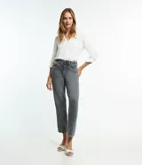 Pantalón de jean recto color gris, con cintura mediana, bolsillos delanteros y traseros, y cierre con botón y cremallera.