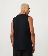 Musculosa básica para hombre de corte recto y cuello redondo, confeccionada en tejido de algodón. Presenta un diseño liso con un pequeño tag decorativo en el bajo.