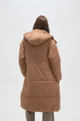 Campera larga tipo parka acolchada color negro, con capucha desmontable, cierre frontal con botones a presión, bolsillos laterales y cordón ajustable en la cintura.