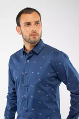 Camisa manga larga de corte slim, color azul marino con estampado de pequeñas aves en tonos azul y naranja. Cuenta con cuello clásico, cierre frontal con botones y logo bordado en el pecho.
