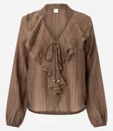 Blusa bata Marfinno de liocel marrón con estampa rayada, escote en V con amarre y jabot frontal con volados. Presenta mangas largas con volumen y puños con elástico.