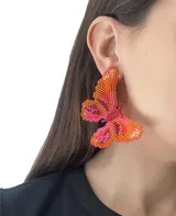 Aros colgantes con forma de mariposa hechos a mano con mostacillas de colores celeste, azul y dorado.