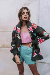 Short de tejido de punto color verde agua, de corte ajustado y cintura elástica.