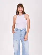 Musculosa negra de diseño básico, con escote redondo y corte al cuerpo.