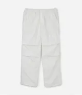 Pantalón parachute blanco de sarga con cintura elástica ajustable, bolsillos laterales y bajos ajustables.