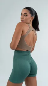 Short deportivo verde con cintura alta y frunce en la parte trasera.