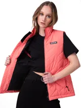 Chaleco acolchado Caterpillar color salmón, con cuello alto, cierre frontal con cremallera y bolsillos laterales con cierre. Cuenta con parche de logo de la marca en el pecho.