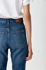 Jeans mom fit de tiro alto, color azul, con lavado original blue, super stone wash con localizado suave y bigotes.