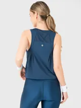 Musculosa deportiva de entrenamiento color azul denim, con cuello redondo y diseño de costuras laterales. Confeccionada en tela suave y fresca, cuenta con panel de malla en la espalda para mayor ventilación.