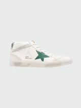 Championes de caña media Golden Goose Mid Star de cuero blanco con estrella verde y detalles desgastados.