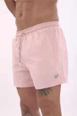 Short de baño color rosa pálido, con cordón de ajuste en la cintura.