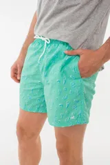Short de baño azul con estampado de flamencos.