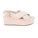 Sandalias de plataforma color beige con tiras cruzadas y hebilla lateral.