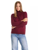 Polera de tejido fino, color rosado, con cuello alto, manga larga y detalle de tajo en los puños.