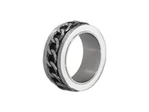Anillo de acero plateado con diseño giratorio de cadena.