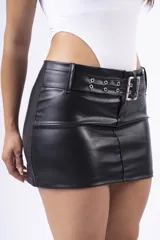 Minifalda negra de cuero sintético con cinturón con hebilla metálica plateada y detalle de ojales.