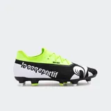 Championes de fútbol Le Coq Sportif modelo Striker Zone 22-63, con capellada negra y blanca, cuello y cordones en color verde neón. Presentan la marca en el lateral y tacos moldeados.