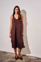 Vestido midi de viscosa color marrón, sin mangas, con escote redondo y silueta fluida y holgada.