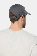 Gorro con visera de lona azul marino, con parche rectangular bordado en el frente.