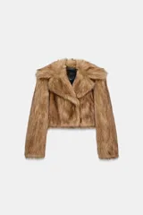 Chaqueta corta de pelo sintético color marrón claro, con cuello solapa y manga larga.