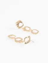 Par de caravanas largas plateadas con tres figuras geométricas colgantes: cuadrado, círculo y cuadrado.