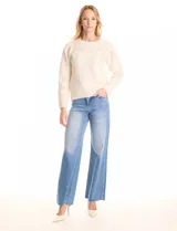 Buzo color beige de tejido suave con bordados florales de ramas y hojas en canutillos al tono en la parte delantera y mangas. Escote, puños y ruedo con terminación en rib acanalado.