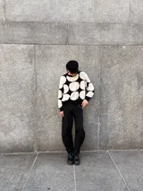 Buzo de tejido de punto color rosa con grandes círculos color borgoña.