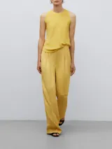 Pantalón de corte recto con pinzas frontales, bolsillos laterales inclinados y cintura sastre con elástico interior.