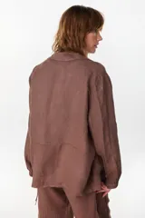 Blazer de lino italiano color beige, de botonadura sencilla, solapas clásicas, bolsillos de parche y detalle de puños tableados.