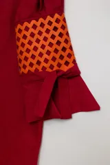 Vestido camisero corto color fucsia, confeccionado en lino imperial con botones de guampa y detalle de simil cuero calado en las mangas.