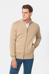 Campera tejida de algodón azul con cierre frontal y cuello alto. Corte clásico.