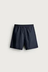 Bermuda relaxed fit de color azul marino confeccionada en tejido fluido con mezcla de viscosa, cintura elástica con cordón interior y bolsillos frontales.