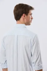 Camisa de lino rayada de manga larga, con cuello camisero, cierre frontal de botones y bordado sutil en el pecho.