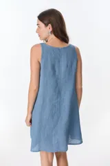 Vestido corto sin mangas, color azul claro, con escote redondo y corte amplio tipo babydoll.