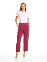 Pantalon de corte relajado color beige, con cintura plana en el frente y elástica en la parte posterior. Presenta pierna de corte recto, bolsillos laterales diagonales y bolsillos traseros simulados.