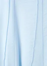 Vestido midi celeste de tirantes finos, con escote cuadrado y costuras verticales decorativas. Confeccionado en mezcla de lyocell y poliamida, con forro interior de algodón.