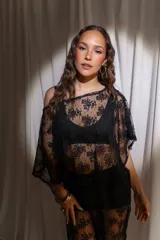 Set de dos piezas negro de tul con encaje floral, compuesto por una blusa de mangas amplias y diseño fluido, y un pantalón traslúcido.