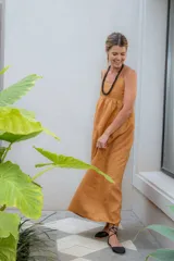 Vestido largo tipo solera con breteles finos, diseño de rayas horizontales en tonos azul y blanco, confeccionado en tejido ligero.