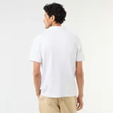Remera de manga corta con cuello polo y escote en V, confeccionada en tejido con textura de nido de abeja.