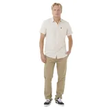 Camisa de manga corta color beige claro, con cuello clásico, cierre frontal con botones y bolsillo en el pecho.