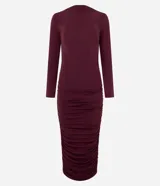 Vestido midi de manga larga en color bordó, confeccionado en microfibra con escote tipo barco y diseño ajustado con frunces laterales que recorren la falda.